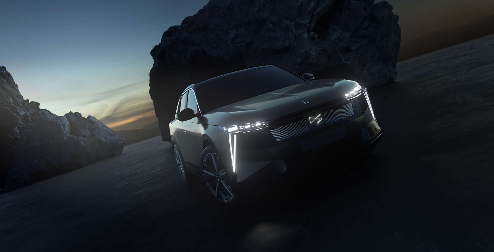 DS N°7, вигляд спереду з правого боку з увімкненими фарами