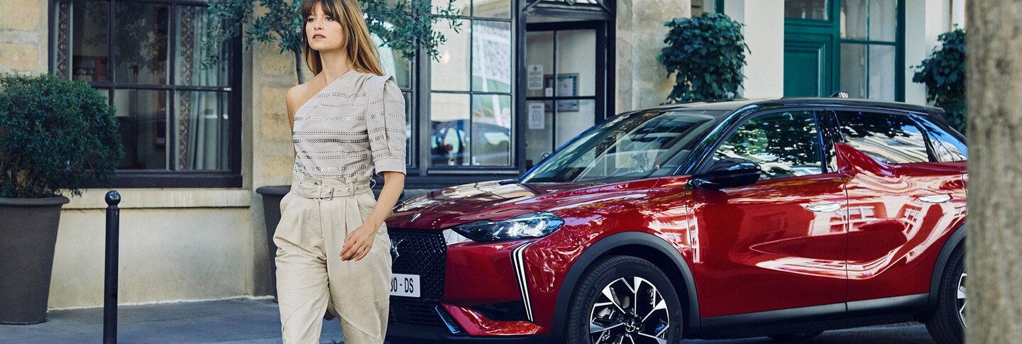 DS 3 E-Tense, дівчина на вулиці перед DS 3 E-Tense