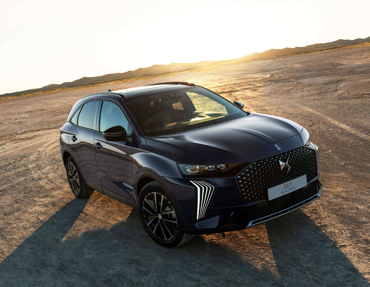 DS 7 Jules Verne e полі на фоні сонця, що сходить