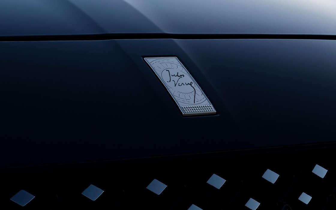 Унікальний логотип DS 7 JULES VERNE