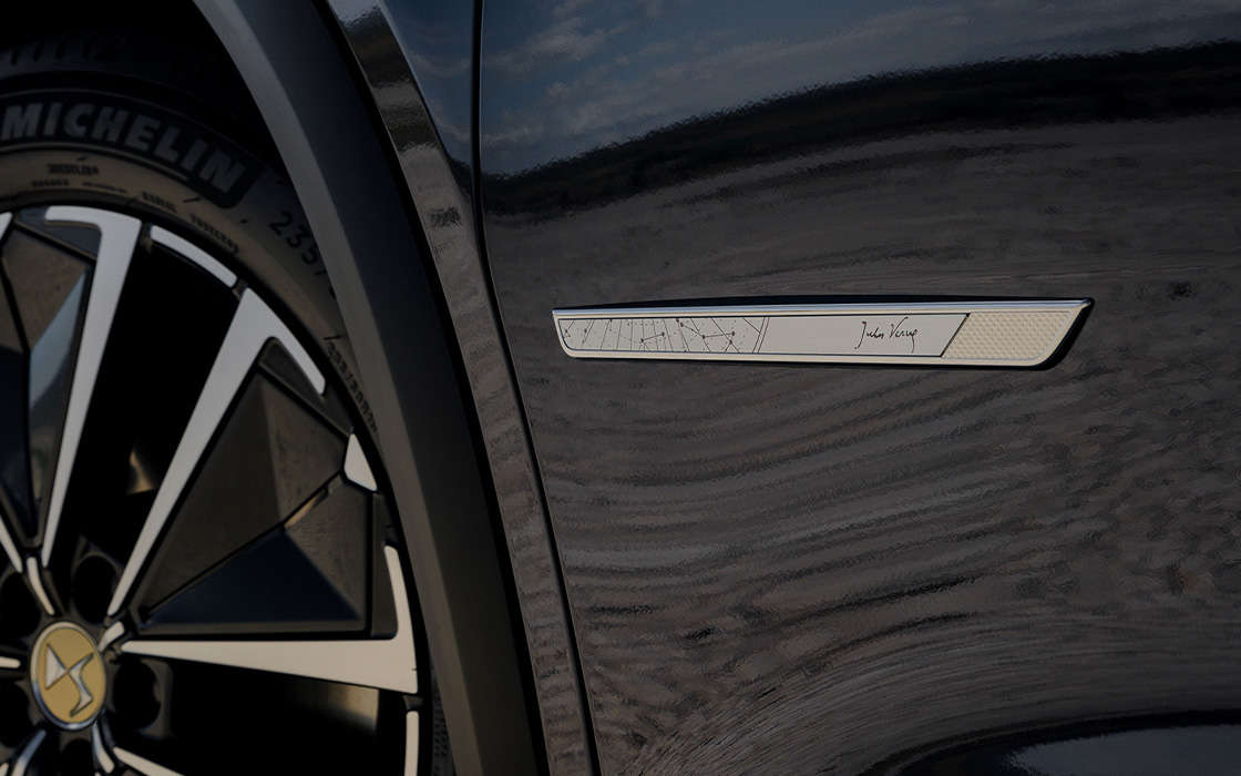 Унікальний логотип DS 7 JULES VERNE на дверях