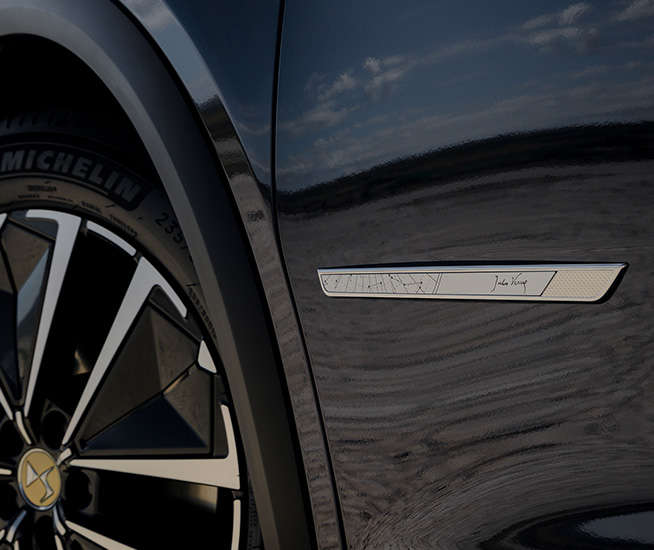 Унікальний логотип DS 7 JULES VERNE на дверях