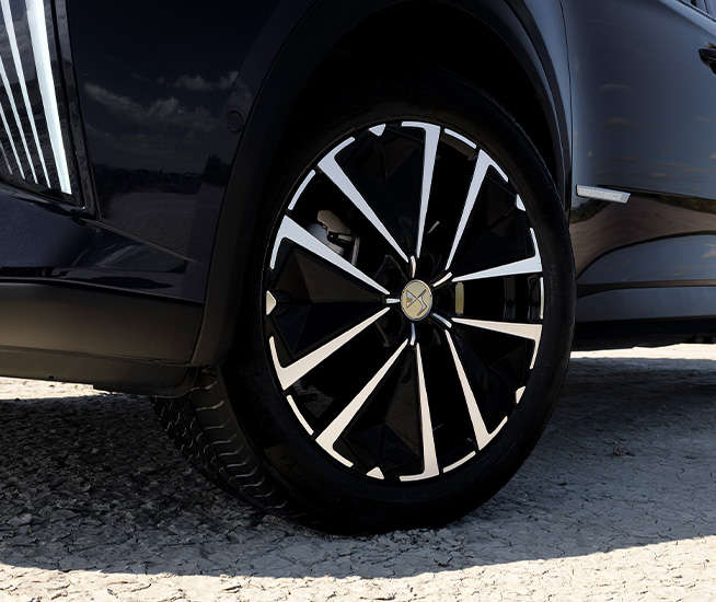 Ексклюзивні золоті ковпаки центрів коліс DS 7 JULES VERNE