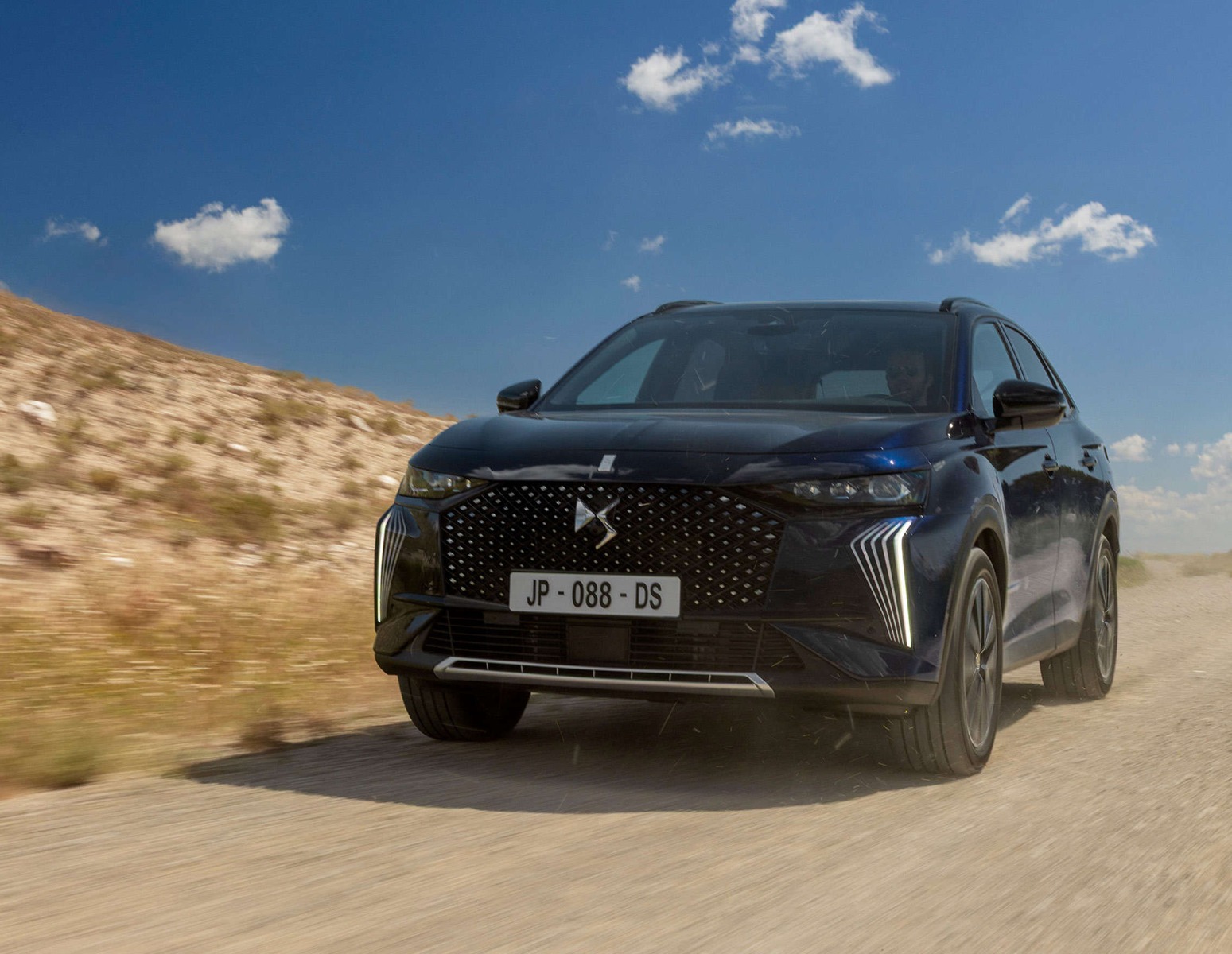 DS 7 Jules Verne їде по пісчаній дорозі