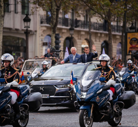 Президентський DS 7 зустрічає королівську сім’ю в Парижі